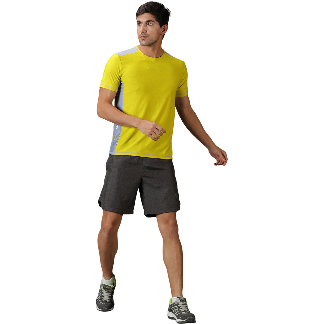 Men's solid Training shorts with Elasticated waist & Zipper pockets.